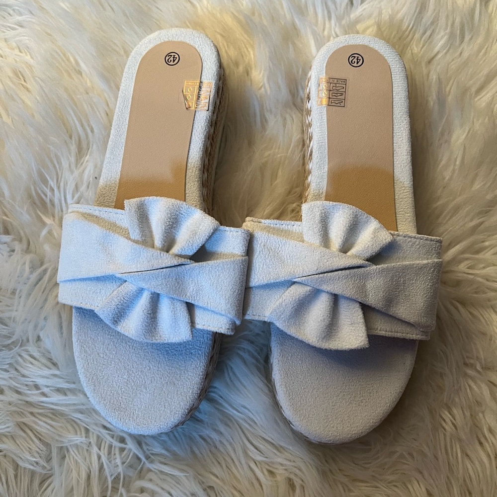 Chic Textured Bow Accent Sandals